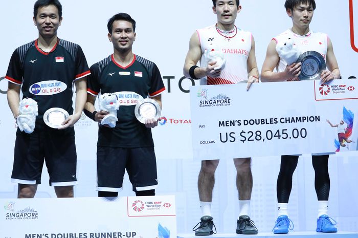 Pasangan ganda putra Indonesia, Mohammad Ahsan/Hendra Setiawan, berpose di podium runner-up bersama sang juara, Takeshi Kamura/Keigo Sonoda (Jepang), pada Singapore Open 2019.