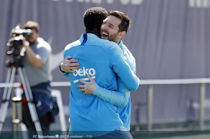Megabintang Barcelona, Lionel Messi, tertawa dalam sesi latihan tim.