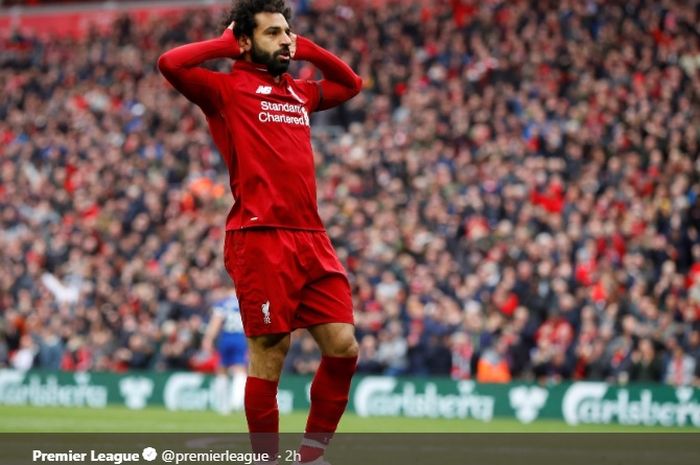 Pemain Liverpool, Mohamed Salah, merayakan golnya ke gawang Chelsea di Anfield, Minggu (14/4/2019)