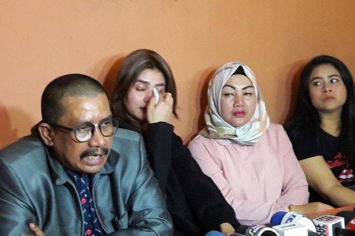 Hilda Vitria menangis saat jumpa pers membicarakan kasus penetapan Kriss Hatta sebagai tersangka