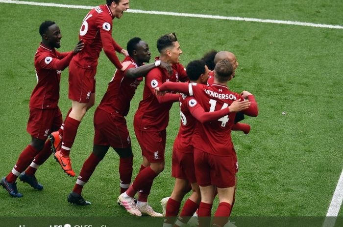 Para pemain Liverpool merayakan gol Mohamed Salah usai sang pemain membobol gawang Chelsea di Anfield, Minggu (14/4/2019)