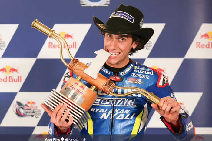 Alex RIns (Suzuki Ecstar) berpose seusai memenangkan MotoGP Americas 2019, Minggu (14/4/2019).