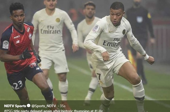 Pemain muda Paris Saint-Germain, Kylian Mbappe mencoba melewati satu pemain Lille