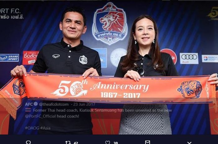 Kiatisuk Senamuang (kiri) saat diperkenalkan sebagai pelatih Port FC.