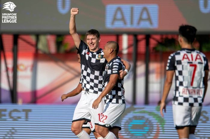 Penyerang Andrey Varankow mengepalkan tangan seusai mencetak lima gol saat DPPM FC menang 7-1 atas tuan rumah Balestier Khalsa pada lanjutan Liga Singapura 2019 di Stadion Bishan, 13 April 2019.