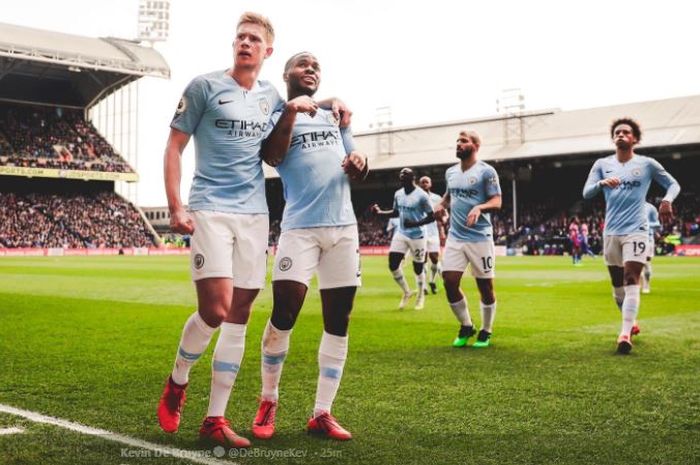 Winger Manchester City, Raheem Sterling (kanan), merayakan golnya bersama Kevin De Bruyne, dalam laga pekan ke-34 Liga Inggris kontra Crystal Palace di Selhurst Park, Minggu (14/4/2019).