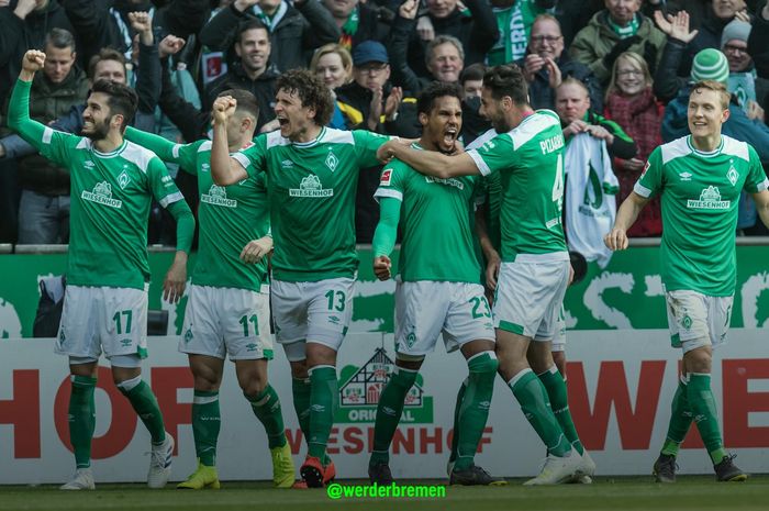 Personel Werder Bremen merayakan gol mereka.