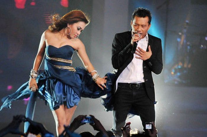 Anang dan Syahrini berduet
