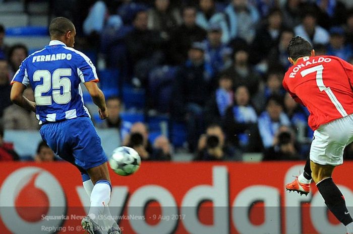 Aksi Cristiano Ronaldo (kanan) yang berbuah gol saat pertandingan Manchester City melawan Porto pada babak perempat final Liga Champions di Estadio do Dragao, 16 April 2009.