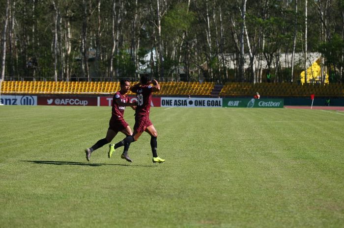 Dua pemain PSM Makassar, M Rahmat dan  Eero Markkanen (depan) saat dijamu Kaya FC pada lanjutan Piala AFC 2019, 17 April 2019. 