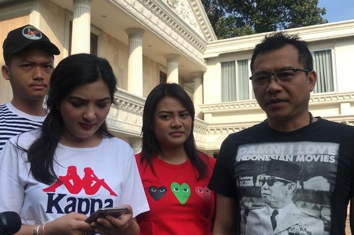 Keluarga Anang Hermansyah saat berangkat ke TPS 89 Villa Cinere Mas, Depok, Jawa Barat (17/4/2019).