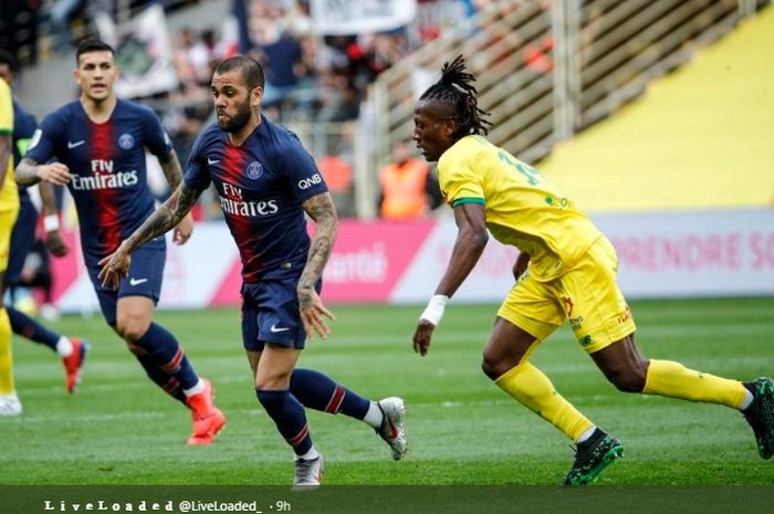 Dani Alves berusaha lepas dari hadangan pemain Nantes saat pertandingan laga tandang Paris Saint-Germain melawan Nantes