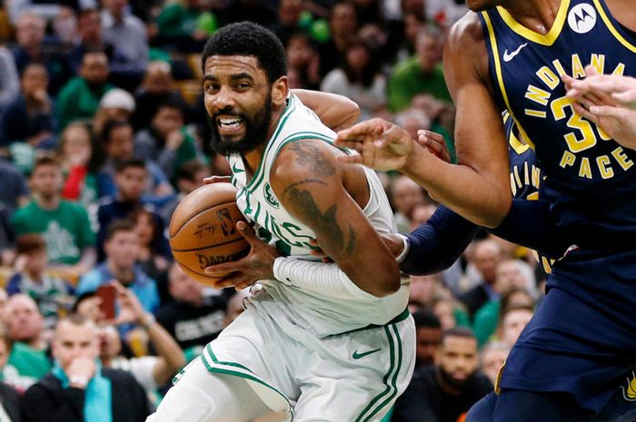 Pebasket bintang Boston Celtics, Kyrie Irving, berusaha melepaskan diri dari penjagaan pemain-pemain Indiana Pacers pada gim kedua babak kesatu playoff NBA 2019 di TD Garden, Boston, Amerika Serikat, Kamis (18/4/2019) pagi WIB.