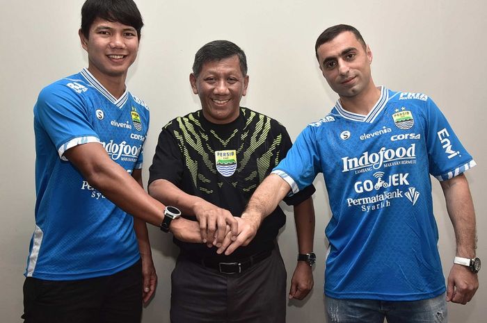 Achmad Jufriyanto (kiri) dan Artur Gevorkyan (kanan) diperkenalkan Komisaris PT Persib Bandung Bermartabat di Graha Persib, Kota Bandung, Kamis (18/4/2019).