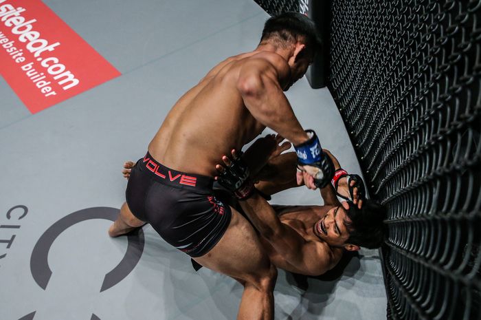 Atlet ONE Championship asal Indonesia, Eko Roni Saputra (kiri), melawan atlet Singapura, Niko Soe, dalam divisi Flyweight pada ONE: Roots of Honor di Manila, Filipina, Jumat (12/4/2019).