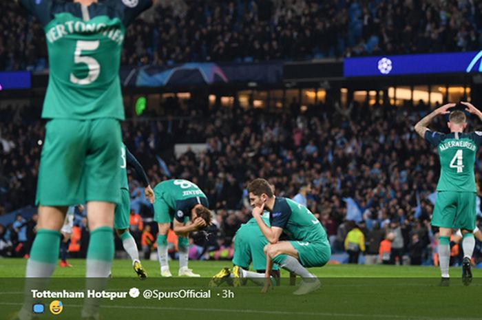 Para pemain Tottenham Hotspur lesu setelah mereka kebobolan pada waktu tambahan babak kedua pertandingan leg kedua babak perempat final Liga Champions di Stadion Etihad, 17 April 2019.