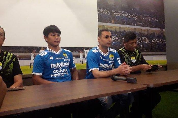 Achmad Jufriyanto dan Artur Gevorkyan saat diperkenalkan oleh Persib Bandung
