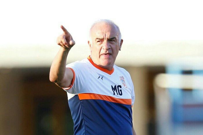 Pelatih Borneo FC, Roberto Carlos Mario Gomez, meninjau latihan Borneo FC dalam persiapan melawan Persib Bandung di babak delapan besar Piala Indonesia 2018.