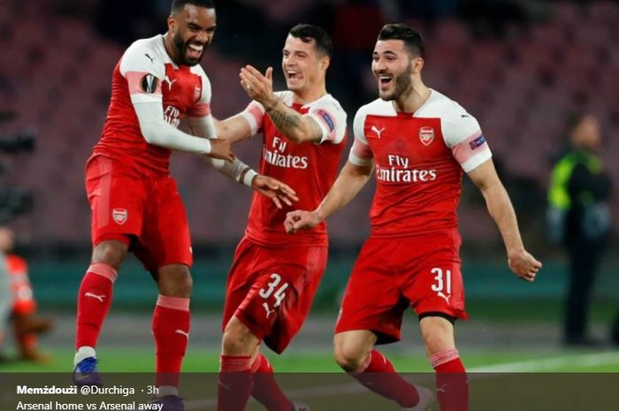 Granit Xhaka dan Sead Kolasinac merayakan gol yang dilesakkan Alexander Lacazette ke gawang Napoli pada leg kedua perempat final Liga Europa