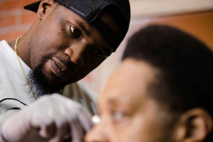  Tukang Cukur  yang Beri Layanan Gratis untuk Tunawisma Ini 