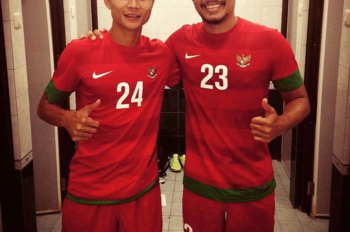 Bek Semen Padang, Dedi Gusmawan, bersama Hamka Hamzah saat membela timnas Indonesia pada 2015.