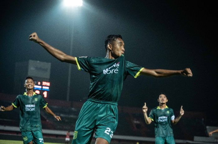 Pemain muda Persebaya Surabaya, Rizki Ridho, bersama pemain Persebaya U-19.