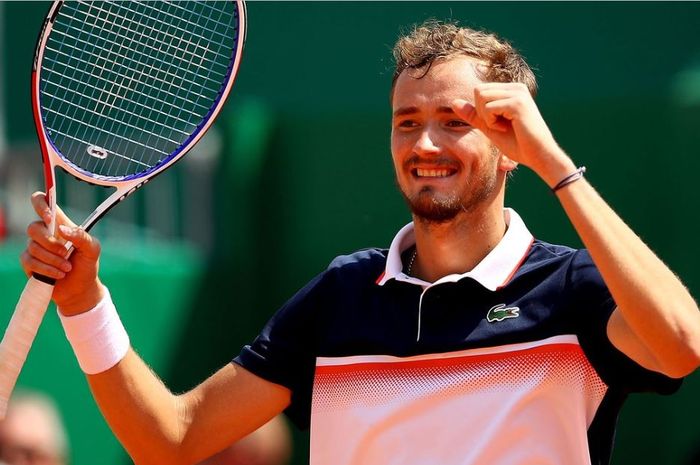 Ekspresi Daniil Medvedev usai mengalahkan Novak Djokovic pada babak perempat final Monte Carlo Masters 2019, Jumat (19/4/2019)
