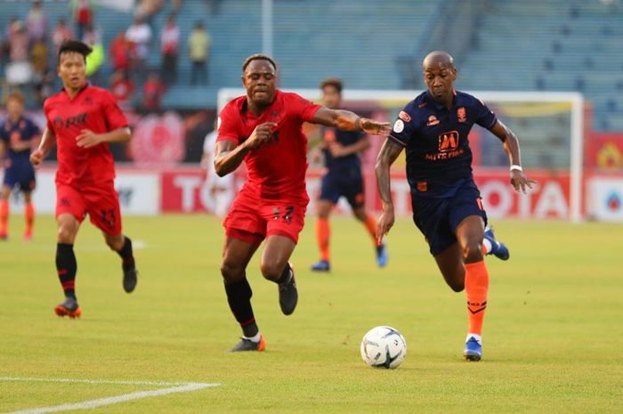 Adu lari Victor Igbonefo dari PTT Rayong dan penyerang sayap Ratchaburi FC, Steeven Langil (kiri) pada lanjutan Liga Thailand 1 2019, di Stadion PTT, 20 April 2019.