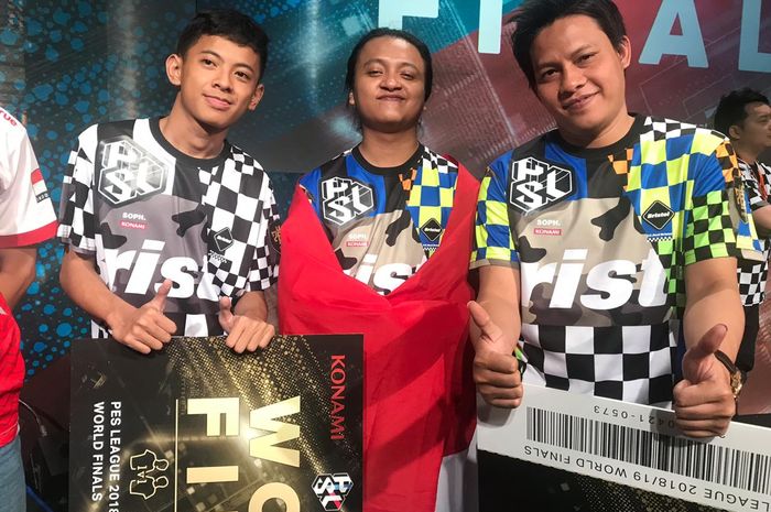 Tim esports Pro Evolution Soccer (PES) Indonesia (Faidan, Lucky, Reza) berpose setelah menjuarai  PES League 2019 Asia Regional Final dan merebut tiket Piala Dunia di Museum Sepak Bola Jepang , Minggu (21/4/2019).