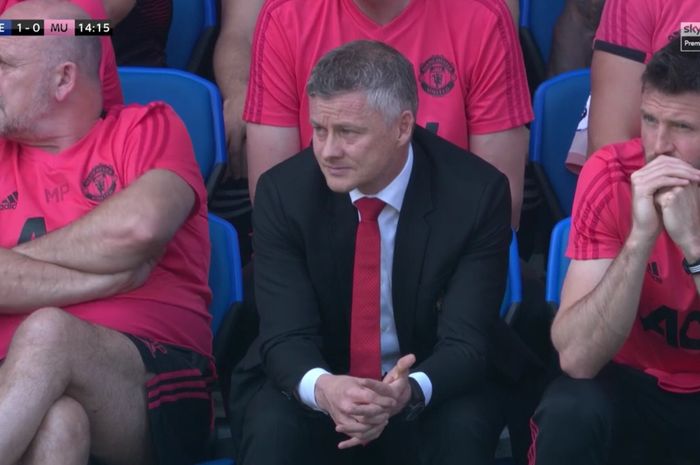 Pelatih Manchester United, Ole Gunnar Solskjaer, memantau pertandingan timnya versus Everton di Goodison Park, Minggu (21/4/2019).