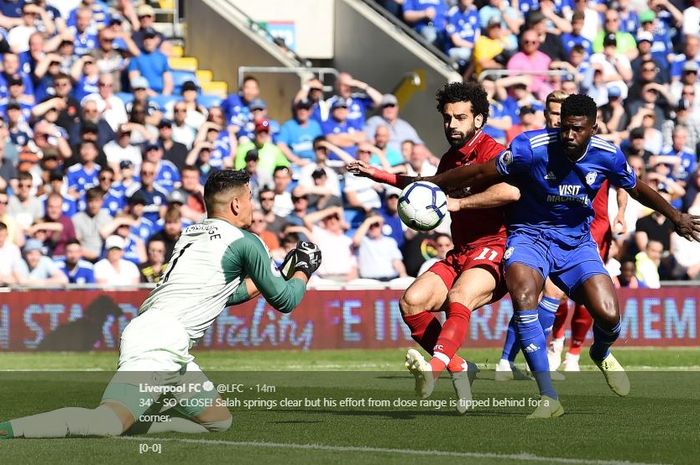 Winger Liverpool, Mohamed Salah, beraksi dalam laga pekan ke-35 Liga Inggris kontra Cardiff City di Cardiff City Stadium, 21 April 2019.