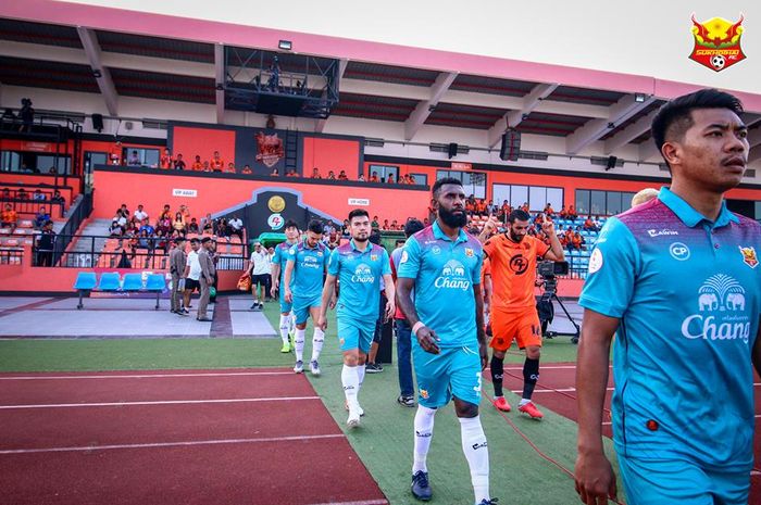 Bek Sukhothai FC asal Indonesia, Yanto Basna (dua dari depan) berjalan memasuki arena laga saat dijamu Prachuap FC untuk lanjutan Liga Thailand 1 2019 di Stadion Sam Ao, 21 April 2019. 