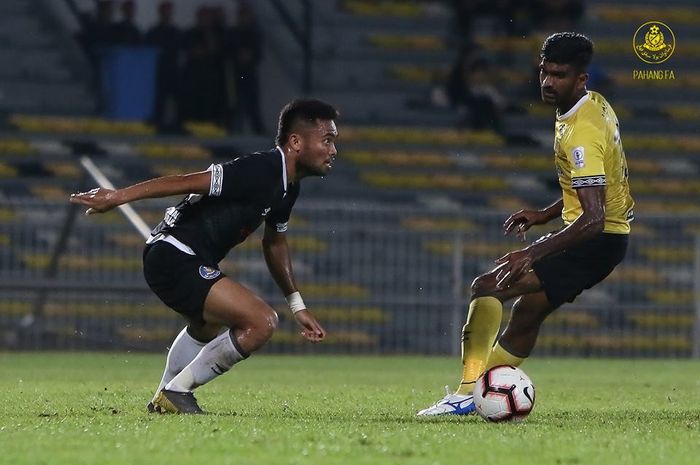 Winger Pahang FA, Saddil Ramdani (kiri) mencoba melewati pemain Perak FA pada laga pekan ke-10 Liga Super Malaysia di Stadion Perak, 20 April 2019.