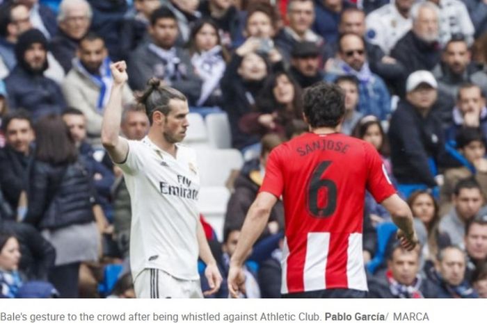 Winger Real Madrid, Gareth Bale, mengacungkan jempol ke tribune fan timnya dalam laga melawan Athletic Bilbao, Minggu (21/4/2019)