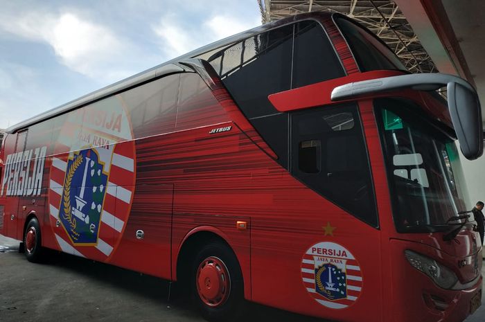 Bus baru Persija Jakarta terparkir di Stadion Utama Gelora Bung Karno, Senin (22/4/2019).