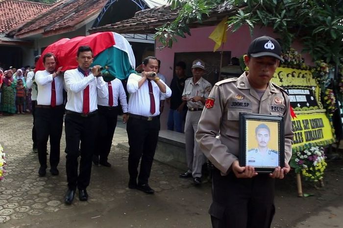 Sejumlah petugas Kepolisian Resor Indramayu Jawa Barat membawa jenazah Aipda Anumerta Mashadi menuju Tempat Pemakaman Umum (TPU)