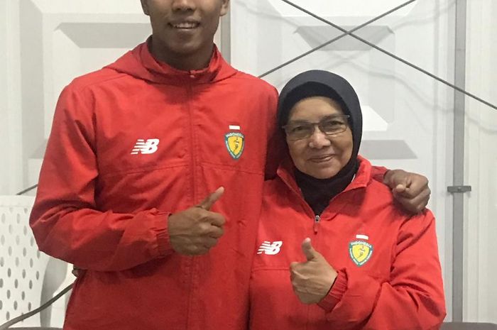 Atlet lari 100 meter putra Indonesia, Lalu Muhammad Zohri (kiri), bersama pelatih kepala sprint PB PASI, Eni Nuraini.