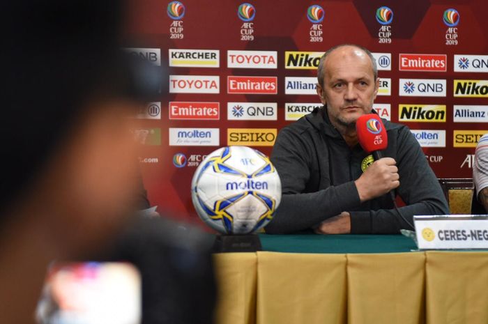 Pelatih Ceres Negros, Risto Vidakovic dalam jumpa pers di Hotel Sultan, Jakarta, Senin (22/4/2019).