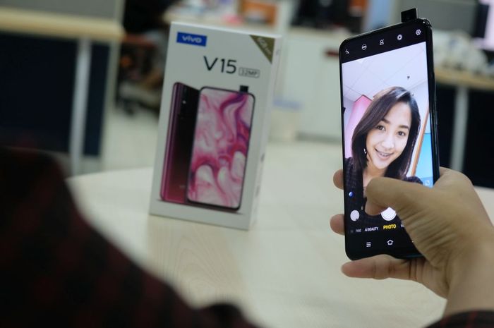 Smartphone Vivo V15 dengan kamera pop up 32MP