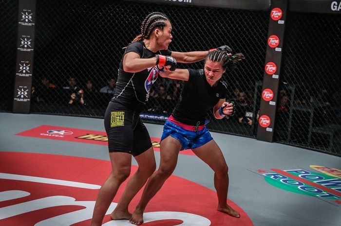 Atlet ONE Championship asal Indonesia, Priscilla Hertati Lumban Gaol (kanan).