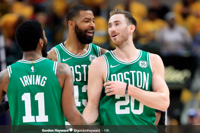 Pra pemain Boston Celtics, (ki-ka) Kyrie Irving, Marcus Morris, Gordon Hayward, saling tos seusai memenangi gim keempat babak pertama playoff NBA 2019, di Bankers Life Fieldhouse, Minggu (21/4/2019).