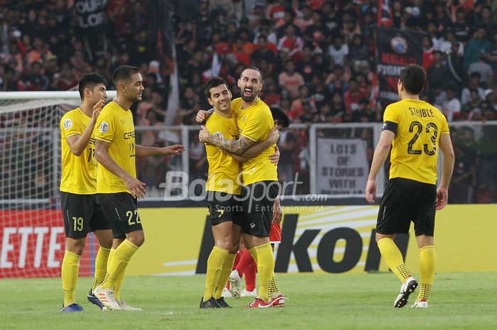Pemain Ceres Negros, Bienvenido Maranon dan Manuel Herrera Lopez FC merayakan kemenangannya melawan Persija Jakarta pada laga penyisihan Grup G AFC CUP di Stadion Utama Gelora Bung Karno, Senayan, Jakarta, Selasa (23/4/2019)
