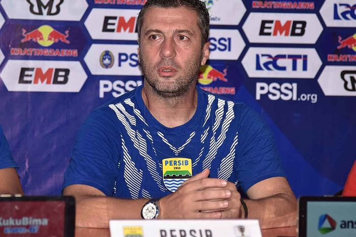 Pelatih Persib Bandung, Miljan Radovic, memberikan keterangan saat sesi konferensi pers sebelum pertandingan timnya melawan Borneo FC pada leg pertama delapan besar Piala Indonesia 2018 di Stadion Segiri, Samarinda, Rabu (24/4/2019).