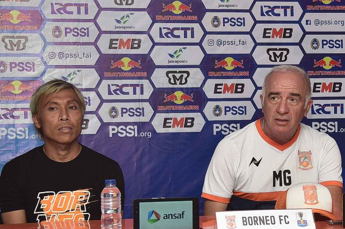 Pelatih Borneo FC, Mario Gomez (kanan), bersama pemainnya, Asri Akbar (kiri), memberikan keterangan saat sesi konferensi pers jelang pertandingan melawan Persib Bandung pada leg pertama babak delapan besar Piala Indonesia 2018.