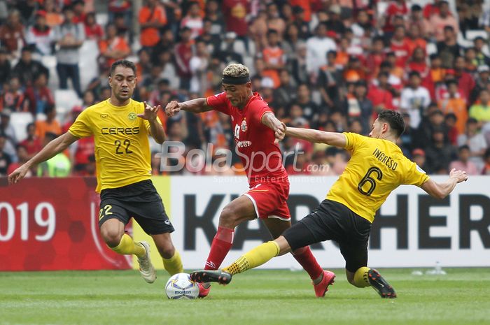 Pemain Persija Jakarta, Bruno Mator berebut bola dengan pemain Ceres Negros FC pada laga penyisihan Grup G AFC CUP di Stadion Utama Gelora Bung Karno, Senayan, Jakarta,  Selasa (23/4/2019) dalam laga tersebut persija harus mengakui kekalahannya melawan Ceres dengan skor 2-3. Warta Kota/Feri Setiawan