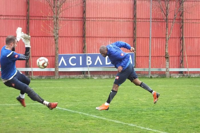 Striker Kamerun, Christian Bekamenga dalam sebuah sesi latihan klub Turki, Elazigspor pada 12 April 2019.