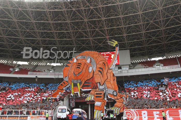 Koreografi yang ditunjukkan oleh The Jak Mania dalam laga Piala AFC 2019, Persija vs Ceres Negros, di SUGBK, Jakarta, Selasa (23/4/2019) sore WIB. Warta Kota/Feri Setiawan