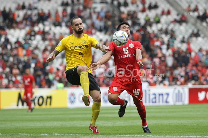 Pemain Persija Jakarta, Sandi Sute berebut bola dengan pemain Ceres Negros FC, Manuel Herrera pada laga penyisihan Grup G AFC CUP di Stadion Utama Gelora Bung Karno, Senayan, Jakarta,  Selasa (23/4/2019) dalam laga tersebut persija harus mengakui kekalahannya melawan Ceres dengan skor 2-3. Warta Kot