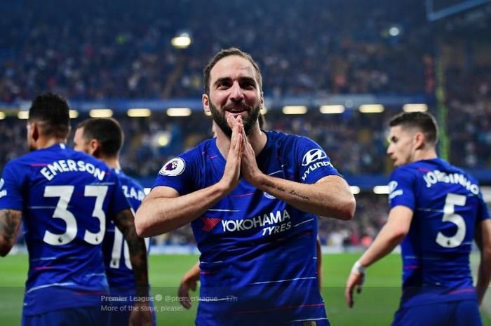 Penyerang Chelsea, Gonzalo Higuain, mencetak gol dalam laga pekan ke-35 Liga Inggris kontra Burnley di Stadion Stamford Bridge, Senin (22/4/2019).