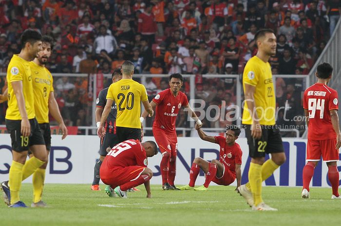 Pemain Persija Jakarta usai bermain melawan Ceres Negros FC pada laga penyisihan Grup G AFC CUP di Stadion Utama Gelora Bung Karno, Senayan, Jakarta,  Selasa (23/4/2019) dalam laga tersebut persija harus mengakui kekalahannya melawan Ceres dengan skor 2-3. Warta Kota/Feri Setiawan